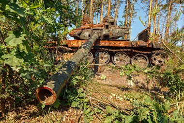 MAKARIV, UKRAINE - 11 Haziran 2022: Kyiv bölgesinde yıkık askeri teçhizat, araçlar, yanmış Rus istilacı tankları