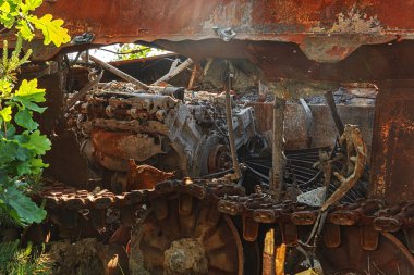 MAKARIV, UKRAINE - 11 Haziran 2022: Kyiv bölgesinde yıkık askeri teçhizat, araçlar, yanmış Rus istilacı tankları