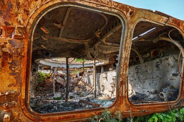 MAKARIV, UKRAINE - 11 Haziran 2022: Kyiv bölgesinde yıkık askeri teçhizat, araçlar, yanmış Rus istilacı tankları