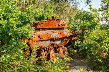 MAKARIV, UKRAINE - 11 Haziran 2022: Kyiv bölgesinde yıkık askeri teçhizat, araçlar, yanmış Rus istilacı tankları