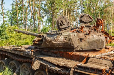 MAKARIV, UKRAINE - 11 Haziran 2022: Kyiv bölgesinde yıkık askeri teçhizat, araçlar, yanmış Rus istilacı tankları