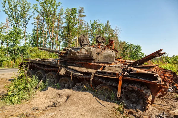 MAKARIV, UKRAINE - 11 Haziran 2022: Kyiv bölgesinde yıkık askeri teçhizat, araçlar, yanmış Rus istilacı tankları