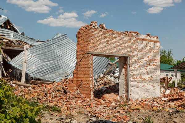 MAKARIV, UKRAINE - 11 Haziran 2022: Rus ordusunun işgalinden sonra Ukrayna 'da yıkım