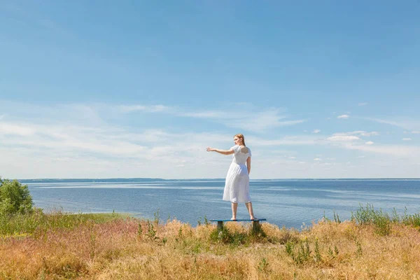 Vacker Flicka Står Bänkar Stranden Med Utsikt Över Himlen Närbild — Stockfoto