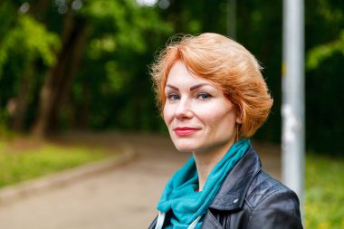 Güzel kız yaz parkında yürüyor. Yakın plan.