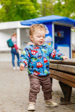 Parktaki küçük çocuğun portresi. Yaklaş.