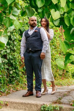 Çiçekli yakışıklı adam nişanlısını öpüyor.