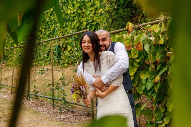 Parktaki yakışıklı çift kız ve erkek. Yakın plan.