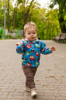 Parktaki küçük çocuğun portresi. Yaklaş.