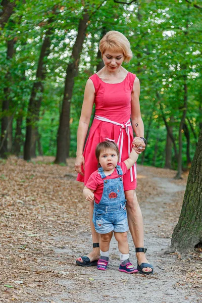 Güzel Anne Kızıyla Birlikte Yazın Parkta Yürür — Stok fotoğraf