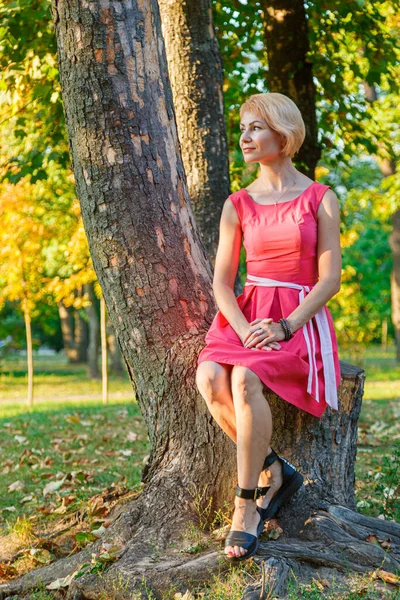 Beautiful Girl Red Dress Park Close — Fotografia de Stock