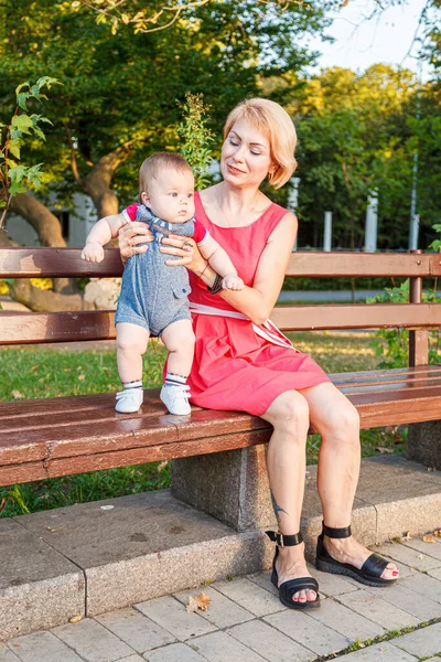 Beautiful Mother Her Daughter Son Sitting Bench Park Summer Close — Stok fotoğraf