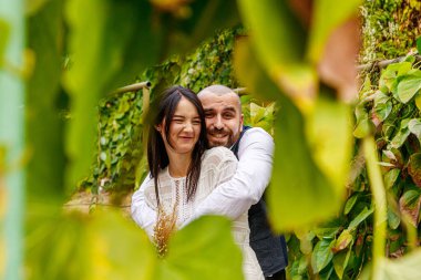 Parktaki yakışıklı çift kız ve erkek. Yakın plan.