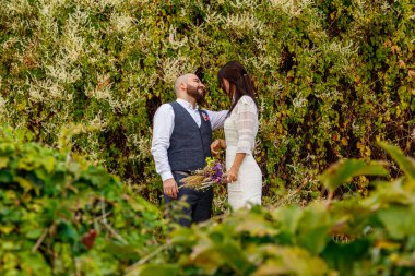 Parktaki yakışıklı çift kız ve erkek. Yakın plan.