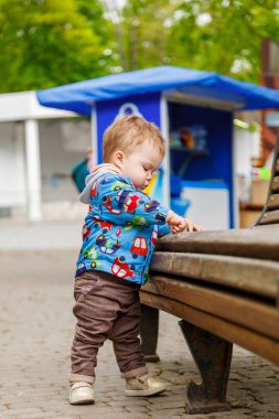 Parktaki küçük çocuğun portresi. Yaklaş.