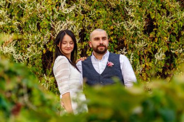 Parktaki yakışıklı çift kız ve erkek. Yakın plan.