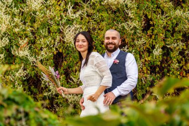 Parktaki yakışıklı çift kız ve erkek. Yakın plan.