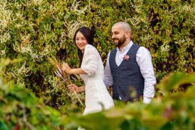 Parktaki yakışıklı çift kız ve erkek. Yakın plan.