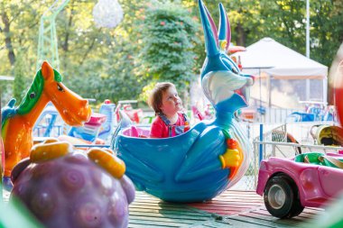 Atlıkarıncaya binen güzel kız