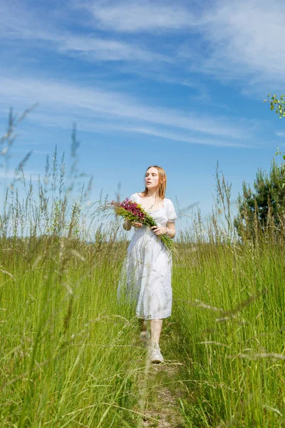 Hermosa Chica Vestido Blanco Con Flores Campo Con Vistas Cielo —  Fotos de Stock