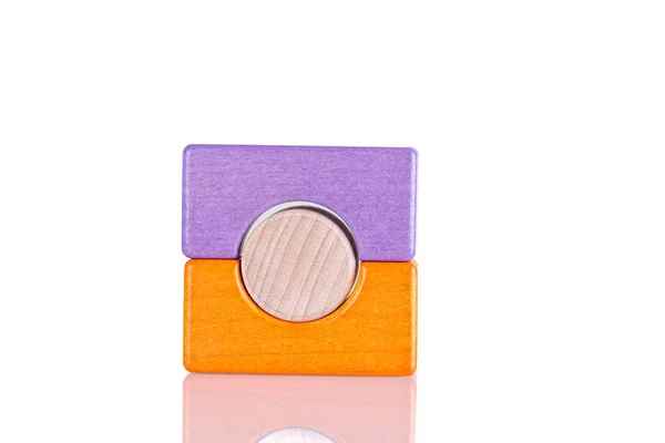 Деревянная Фигурка Фиолетового Оранжевого Цветов Белом Фоне Крупным Планом — стоковое фото