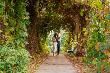 Parktaki yakışıklı çift kız ve erkek. Yakın plan.