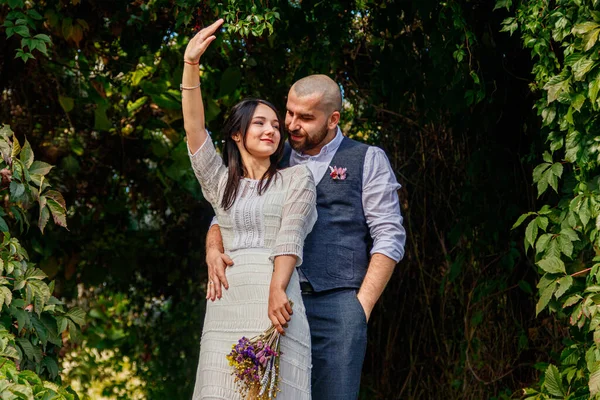 Guapo Pareja Chica Chico Parque Cerca — Foto de Stock