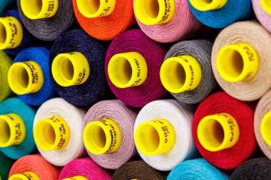 Yakın çekim için çok renkli iplik makaraları seti