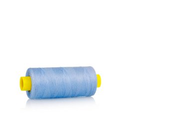 Beyaz arkaplanda mavi renkli makro ipliklerden oluşan bir çizik. Yakın plan.