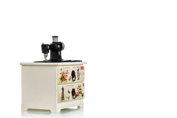 白い背景に装飾的なミシン付きのジュエリーボックスのクローズアップ — ストック写真