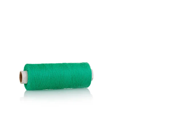 Κουβάρι Του Νήματος Πράσινο Χρώμα Μακροεντολή Λευκό Φόντο Close — Φωτογραφία Αρχείου