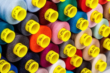 Yakın çekim için çok renkli iplik makaraları seti