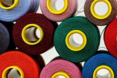 Yakın çekim için çok renkli iplik makaraları seti