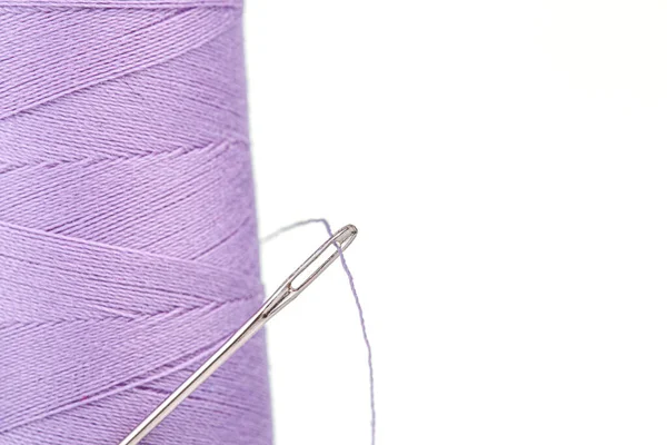 Macro Madeja Hilo Colores Púrpura Con Una Aguja Sobre Fondo — Foto de Stock
