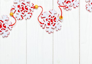 Noel oyuncakları yıldızları ahşap arka planda yakın plan