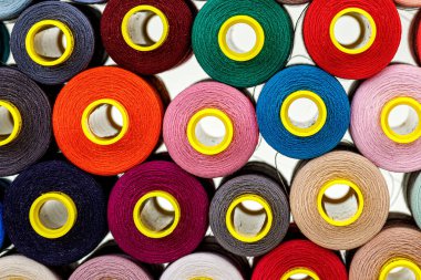 Yakın çekim için çok renkli iplik makaraları seti