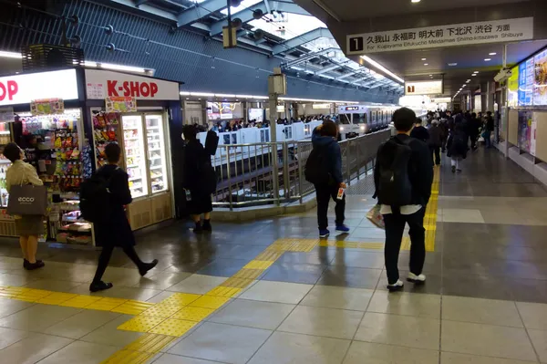 Passeggeri Dalla Stazione Kichijoji Sulla Tokyu Inokashira Line Shibuya — Foto Stock