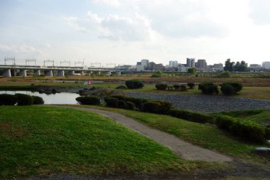 Sonbahar sonu alacakaranlığı, nehir yatağı manzarası.