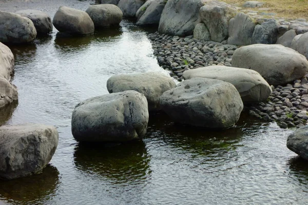タイガ川沿いの公園内の小川のせせらぎと石 — ストック写真