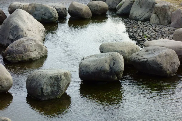 タイガ川沿いの公園内の小川のせせらぎと石 — ストック写真