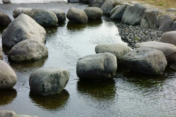 Murmuração Pedras Córrego Parque Margem Rio Uma Taiga — Fotografia de Stock