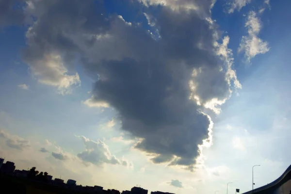 Crépuscule Automne Nuages Étranges Balancent Flottent Dans Ciel Occidental — Photo