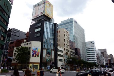 Tokyo Omotesando Kavşağı yakınında, Japonya-15 Eylül 2017: Meşgul Minami Aoyama şehri, modaya uygun insanlar gelip gidiyor