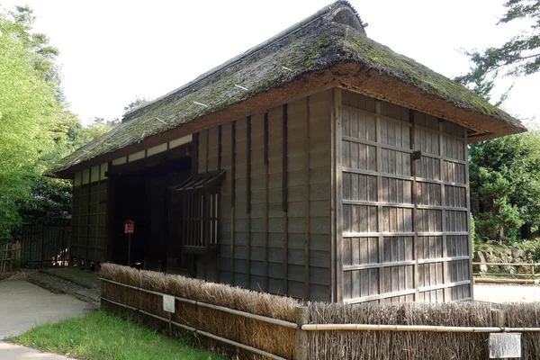 素朴で昔ながらの茅葺屋根の風景 — ストック写真