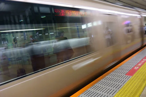 Comboio Expresso Limitado Que Atravessa Plataforma Ferroviária Alta Velocidade — Fotografia de Stock