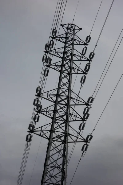 Familiar Torre Transmisión Alta Tensión Que Brilla Cielo Nublado — Foto de Stock