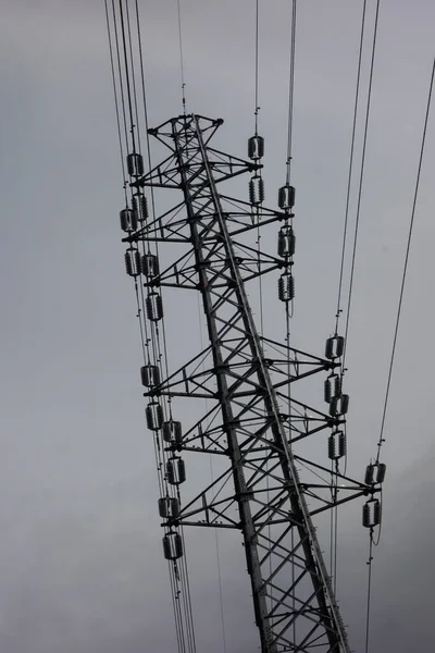 Familiar Torre Transmisión Alta Tensión Que Brilla Cielo Nublado — Foto de Stock