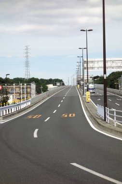 Banliyölerde şehrin içine kadar uzanan iyi korunan bir şehir yolu.