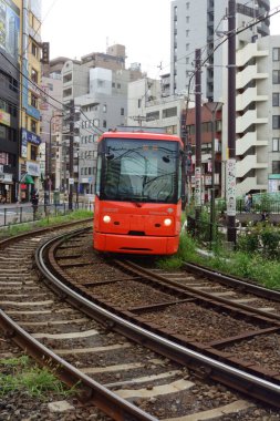 Şehirlerarası tren rayları ve raylar üzerinde ilerliyor.