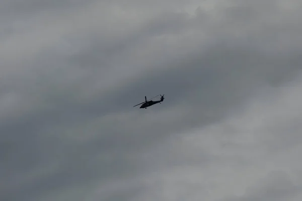 Ein Namenloser Helikopter Fliegt Über Die Dunklen Wolken — Stockfoto
